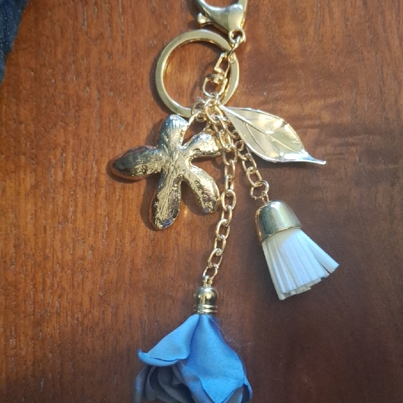 Amazon Essentials Gold and White Flower Keychain - Picture 5 of 6